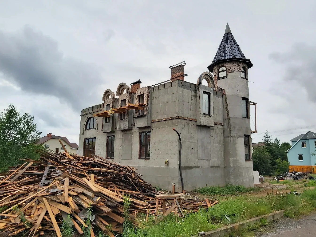 Дом с мансардой во время реконструкции кровли