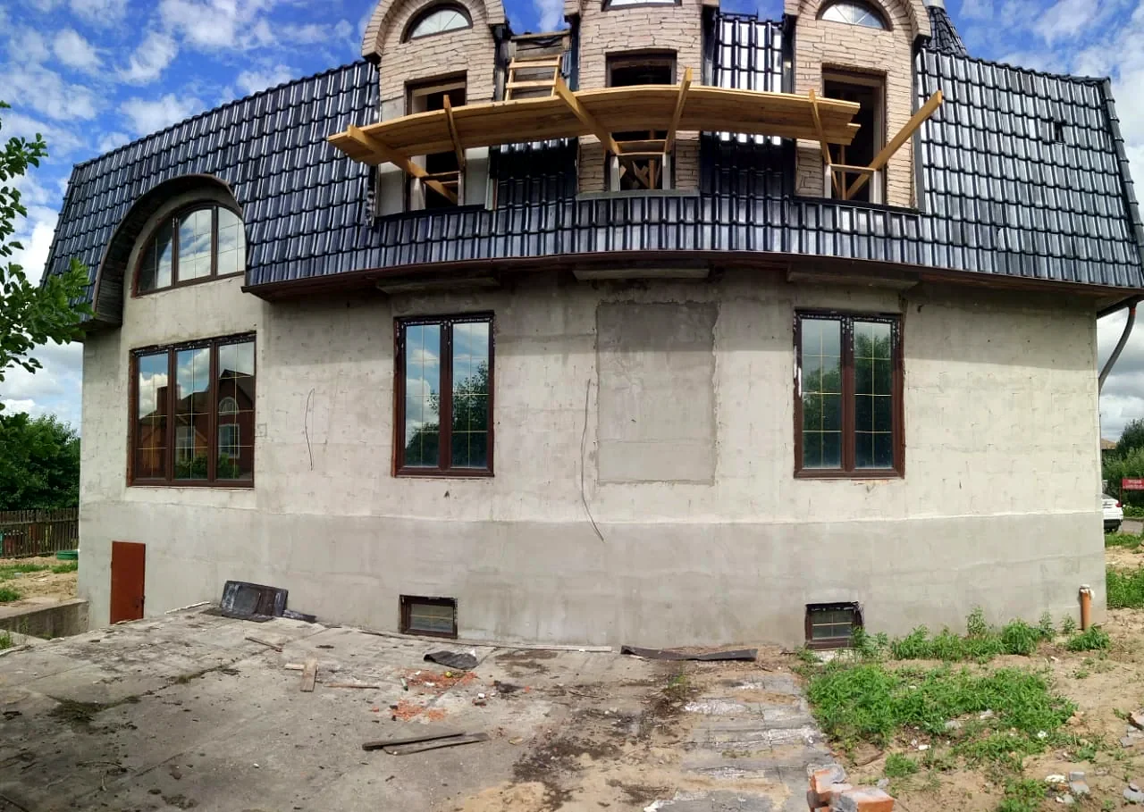 Мансардная кровля частного дома в процессе работ